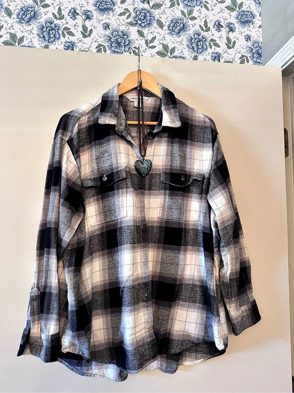 Old Navy The Boyfriend Shirt Plaid Button Down Gray & Black XL